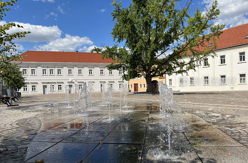 第一个波泽加喷泉或位于克罗地亚波泽加-斯拉沃尼亚圣特蕾莎广场上的喷泉(Prva požeška fontana ili fontana na trgu sv)。Terezije, Požega - Slavonija, Hrvatska)